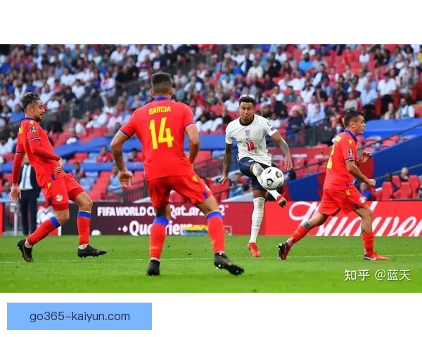 乌拉圭队边路进攻表现稳健，整体配合逐渐提升