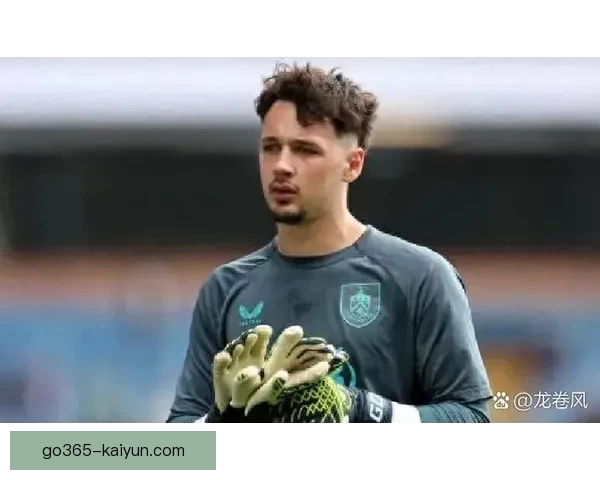埃德森在曼城的表现持续稳定，成为球队后防线的关键支柱。